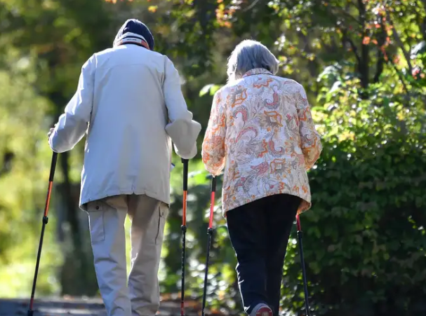 Un reciente estudio internacional sugiere que caminar puede retrasar el avance del alzhéimer en unos siete años.