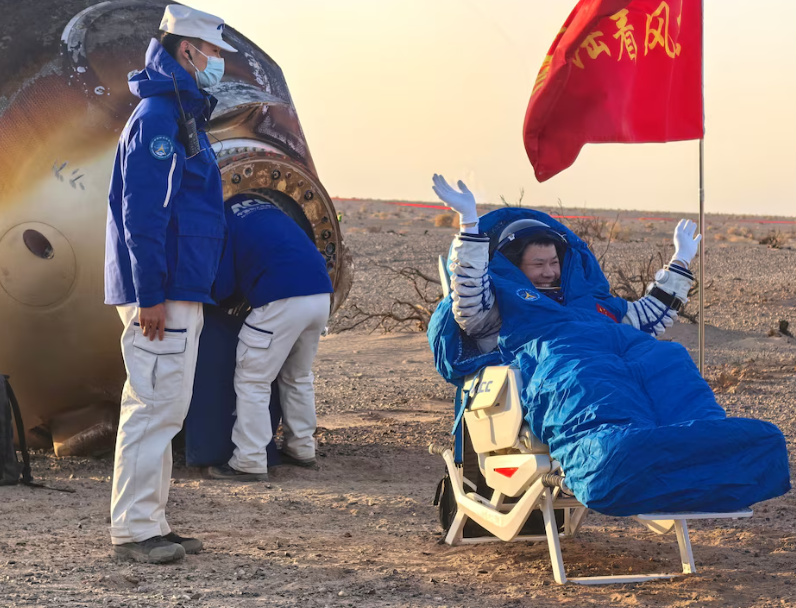 Tres astrónomos chinos se mantienen atrapados tras colisionar con desechos de un satélite en el espacio.