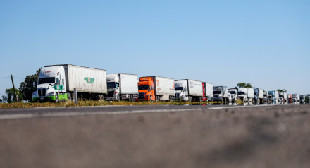 Los choferes de vehículos de carga amenazan con organizar más protestas si no se atienden sus demandas. Su tolerancia está alcanzando el límite.