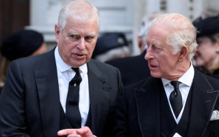 Carlos III retira oficialmente títulos y honores reales a su hermano Andrés durante negociaciones sobre su traslado