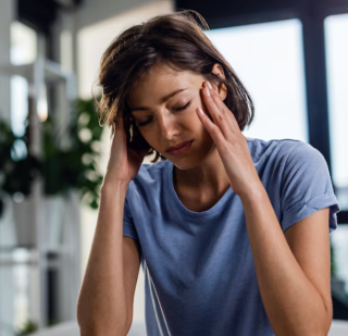 El fenómeno de las cefaleas puede parecer sorprendente inicialmente, dado que se cuestiona cómo provoca dolor una zona del cuerpo que presuntamente no tiene receptores sensitivos.
