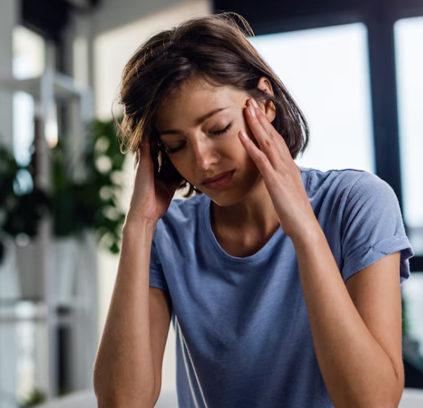 El fenómeno de las cefaleas puede parecer sorprendente inicialmente, dado que se cuestiona cómo provoca dolor una zona del cuerpo que presuntamente no tiene receptores sensitivos.