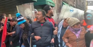 Miembros de la Coordinadora Nacional de Trabajadores de la Educación se manifiestan nuevamente para tratar de eliminar las barreras establecidas en el Zócalo.