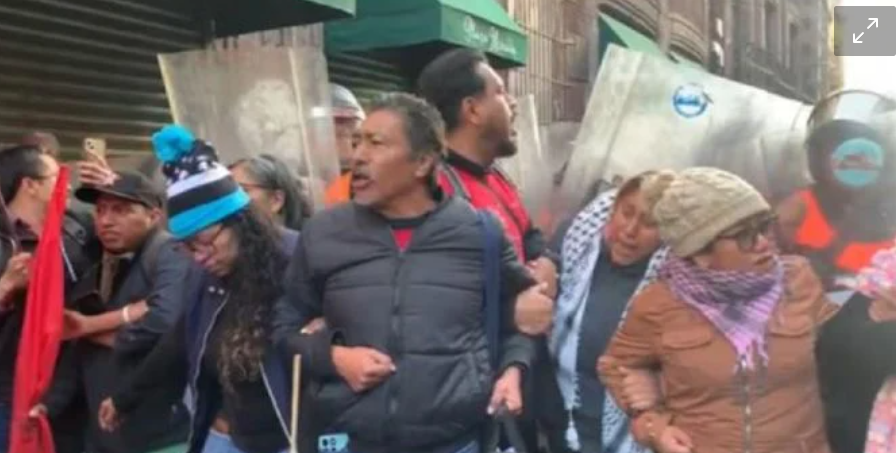 Miembros de la Coordinadora Nacional de Trabajadores de la Educación se manifiestan nuevamente para tratar de eliminar las barreras establecidas en el Zócalo.