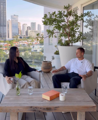 Javier «Chicharito» Hernández, futbolista mexicana, discute sobre energías femeninas y masculinas en una conversación con la psicóloga mexicana María Gómez.