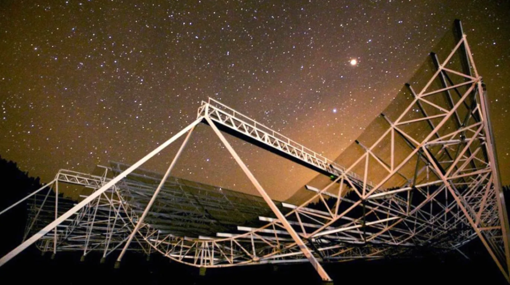 Científicos identifican origen de la señal de radio más potente jamás registrada en el cosmos.