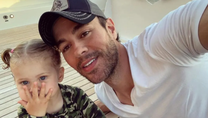 Enrique Iglesias, a sus 50 años, se convierte por primera vez en padre, aunque esta felicidad para la pareja viene acompañada de ciertos riesgos.