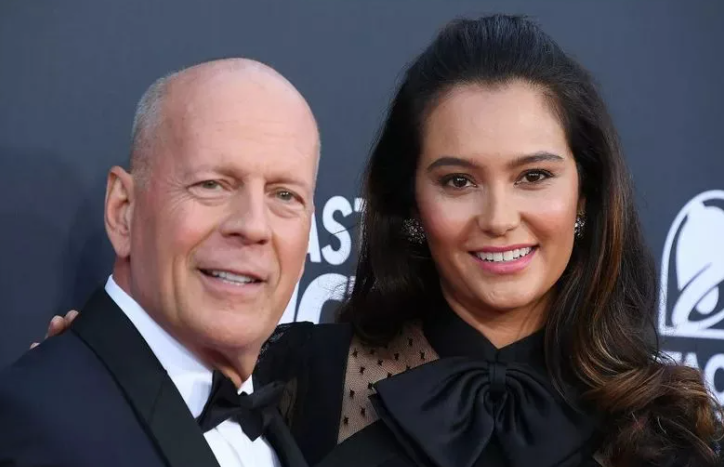 La mujer de Bruce Willis comenta sobre la decisión controvertida y subraya la relevancia del conocimiento previo en situaciones complicadas.