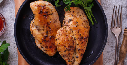 La carne de pechuga de pollo es un elemento clave en dietas balanceadas para proporcionar altos niveles de proteínas.