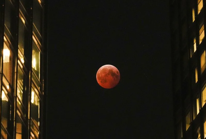 Se puede interpretar un eclipse lunar rojo como un antiguo presagio, aunque también es un cautivador evento astronómico.