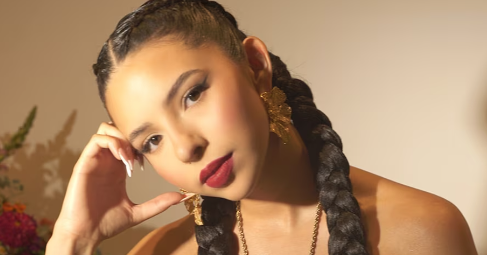 Ángela Aguilar genera mucha atención en las redes sociales al exhibir una transformación en su aspecto físico, lo que provoca conjeturas sobre si habría sometido a algún procedimiento estético.