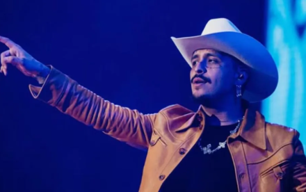 Christian Nodal participará en las festividades de Fiestas Patrias en Michoacán, pese a las protestas de grupos feministas.