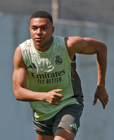 Desde sus comienzos hasta ahora, la trayectoria de Mbappé se caracteriza por éxitos financieros y personales, aunque ha vivido un sentimiento de desilusión respecto a su vínculo con el deporte.
