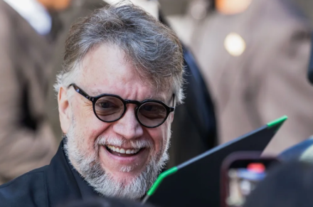 Se nota un cambio notable en la apariencia de Guillermo del Toro debido a una notable pérdida de peso.