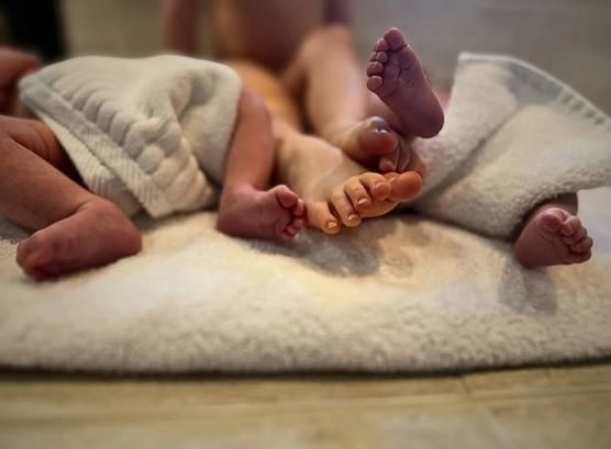 Amber Heard, la actriz, da a luz a sus hijos mellizos y expresa su felicidad por tener una familia completa.