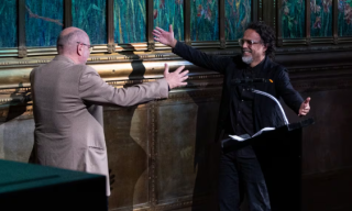 Charlize Theron describe la libertad de vivir conforme a sus expectativas y cómo su maternidad ha influido en esa sensación.