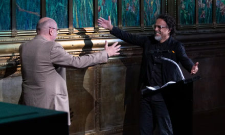 Charlize Theron describe la libertad de vivir conforme a sus expectativas y cómo su maternidad ha influido en esa sensación.