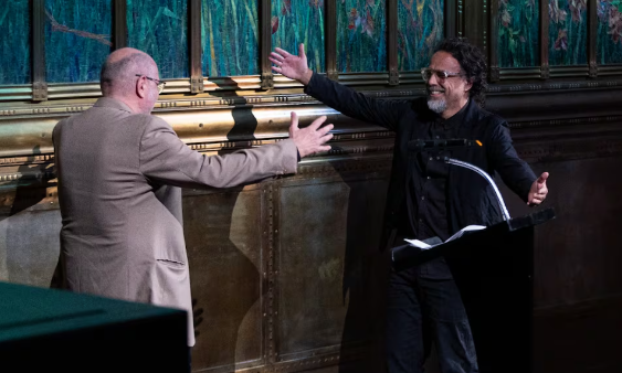 Charlize Theron describe la libertad de vivir conforme a sus expectativas y cómo su maternidad ha influido en esa sensación.