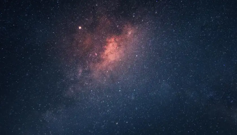 Un físico propone que la materia oscura puede ser un engaño cosmológico.