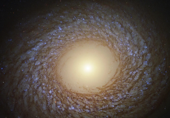 La fotografía tomada por el telescopio espacial Hubble revela una galaxia con rasgos particulares que no encajan en ninguna clasificación conocida de galaxias.