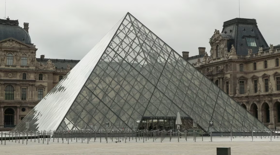 Un ladron ha sustraído joyas de alto valor en el museo francés Louvre, valoradas alrededor de 88 millones de euros.