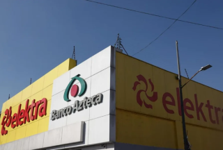 Un tribunal ha rechazado la petición de suspender siete casos financieros contra el empresario mexicano Ricardo Salinas Pliego, que suman alrededor de treinta y tres mil millones de dólares.