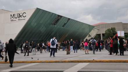 La Universidad Nacional Autónoma de México declina cualquier responsabilidad por los actos vandálicos registrados en el Centro Cultural Universitario.