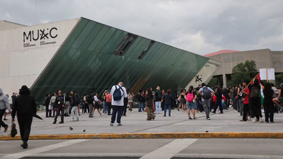 La Universidad Nacional Autónoma de México declina cualquier responsabilidad por los actos vandálicos registrados en el Centro Cultural Universitario.