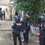 ¡Alarma en Pueblo Quieto! Agentes ingresan a velatorio durante operación, lesionan gravemente a un joven con disparo; residentes se manifiestan contra el uso excesivo de la fuerza