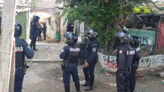 ¡Alarma en Pueblo Quieto! Agentes ingresan a velatorio durante operación, lesionan gravemente a un joven con disparo; residentes se manifiestan contra el uso excesivo de la fuerza