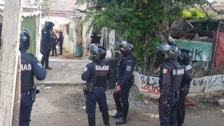 ¡Alarma en Pueblo Quieto! Agentes ingresan a velatorio durante operación, lesionan gravemente a un joven con disparo; residentes se manifiestan contra el uso excesivo de la fuerza