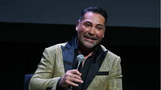 Oscar de la Hoya cuestiona la importancia del combate entre Canelo Álvarez y Terence Crawford, manifestando su asombro al verlo como la pelea más significativa en el boxeo.