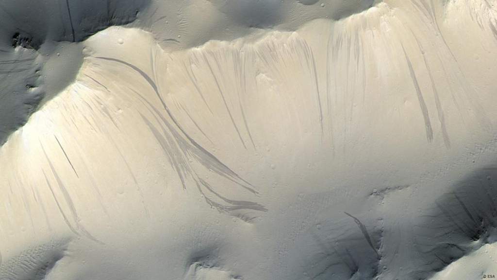 Se pone en duda que las rayas oscuras en Marte sean causadas por agua.