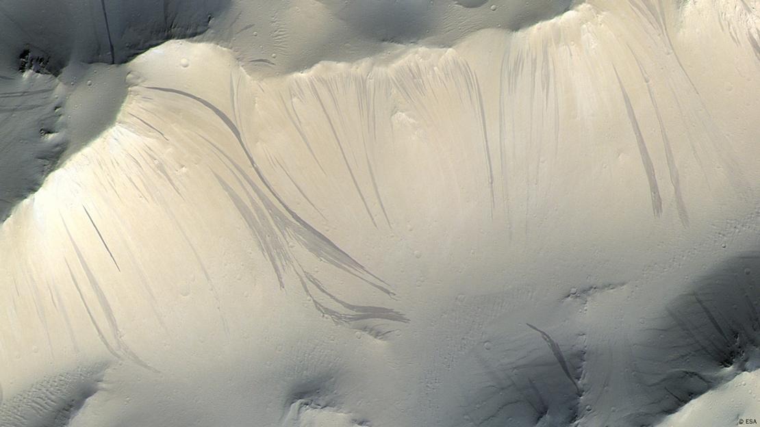 Se pone en duda que las rayas oscuras en Marte sean causadas por agua.