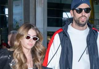 Gerard Piqué y Clara Chía experimentan un instante de preocupación debido a manifestaciones y una vigilancia policial cercana.