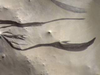 Un nuevo análisis científico reevalúa la interpretación de las manchas oscuras en la superficie de Marte, cuestionando teorías aceptadas por décadas sobre el agua en el planeta rojo.