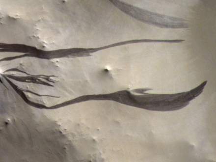 Un nuevo análisis científico reevalúa la interpretación de las manchas oscuras en la superficie de Marte, cuestionando teorías aceptadas por décadas sobre el agua en el planeta rojo.