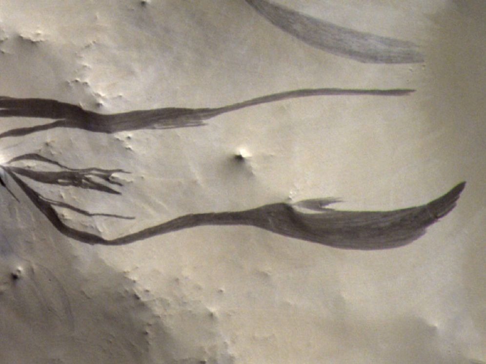 Un nuevo análisis científico reevalúa la interpretación de las manchas oscuras en la superficie de Marte, cuestionando teorías aceptadas por décadas sobre el agua en el planeta rojo.