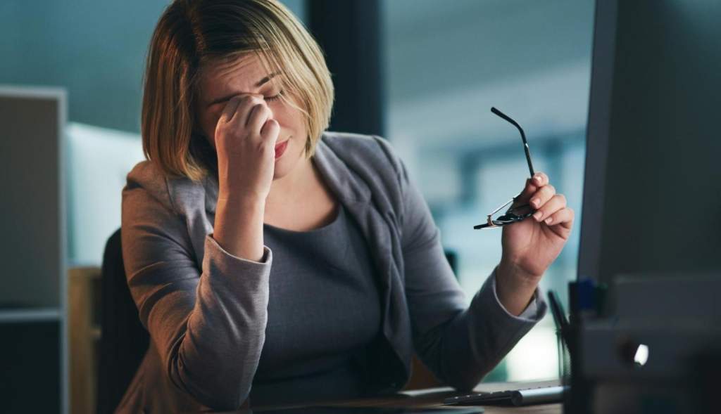 Un problema laboral triple marcado por estrés generalizado, falta de equilibrio entre trabajo y vida personal, y escasez de actividad física está haciendo que muchos profesionales busquen nuevas oportunidades laborales.