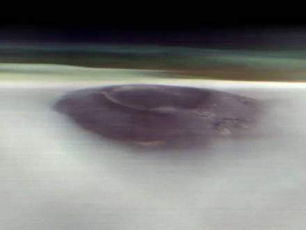 La NASA captura una notable imagen de Marte donde se ve una montaña volcánica sobresaliendo sobre las espesas nubes del planeta rojo.