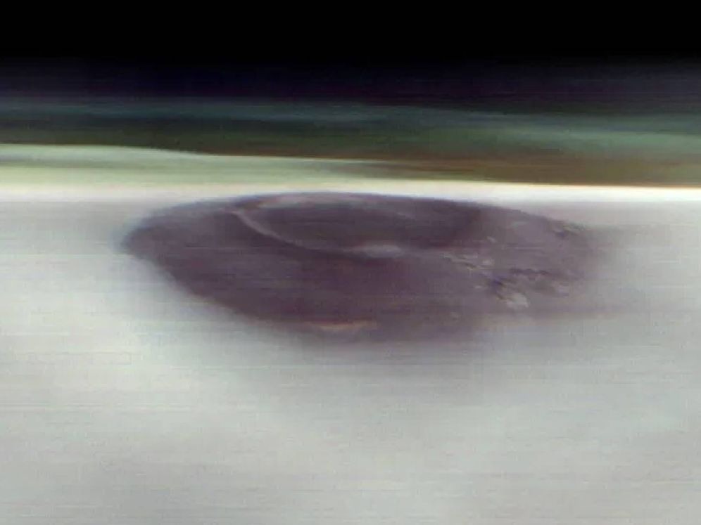 La NASA captura una notable imagen de Marte donde se ve una montaña volcánica sobresaliendo sobre las espesas nubes del planeta rojo.