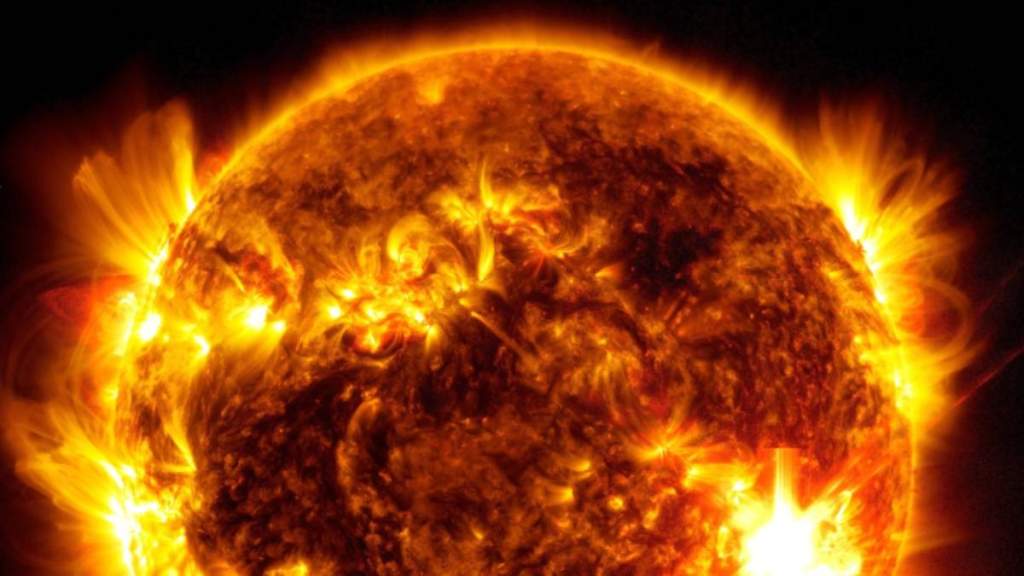 Un evento solar de alta intensidad se dirige a la Tierra, generando una alerta sin precedentes y efectos visibles en zonas inusuales por sus latitudes.