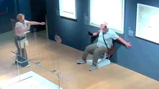 Ocurrió un incidente en un museo italiano cuando una pareja intentó fotografiarse frente a una obra de arte, lo que resultó en daño a la pieza.
