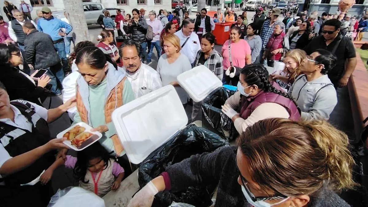 Filas extensas y celebración se generan con tamales gratuitos para el Día de la Candelaria en Tampico
