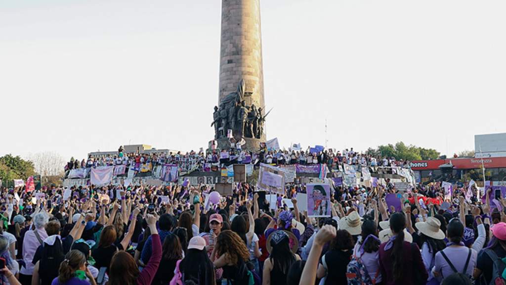 Guadalajara experimenta un 8M poderoso: multitudinaria marcha por la igualdad femenina