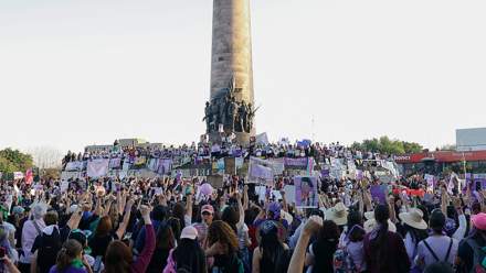 Guadalajara experimenta un 8M poderoso: multitudinaria marcha por la igualdad femenina
