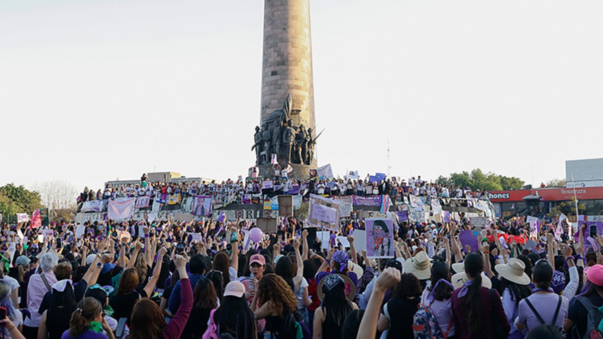 Guadalajara experimenta un 8M poderoso: multitudinaria marcha por la igualdad femenina