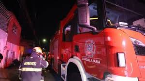 ¡Incendio en casa de San Juan Bosco! Bomberos rescatan a dos adultos mayores