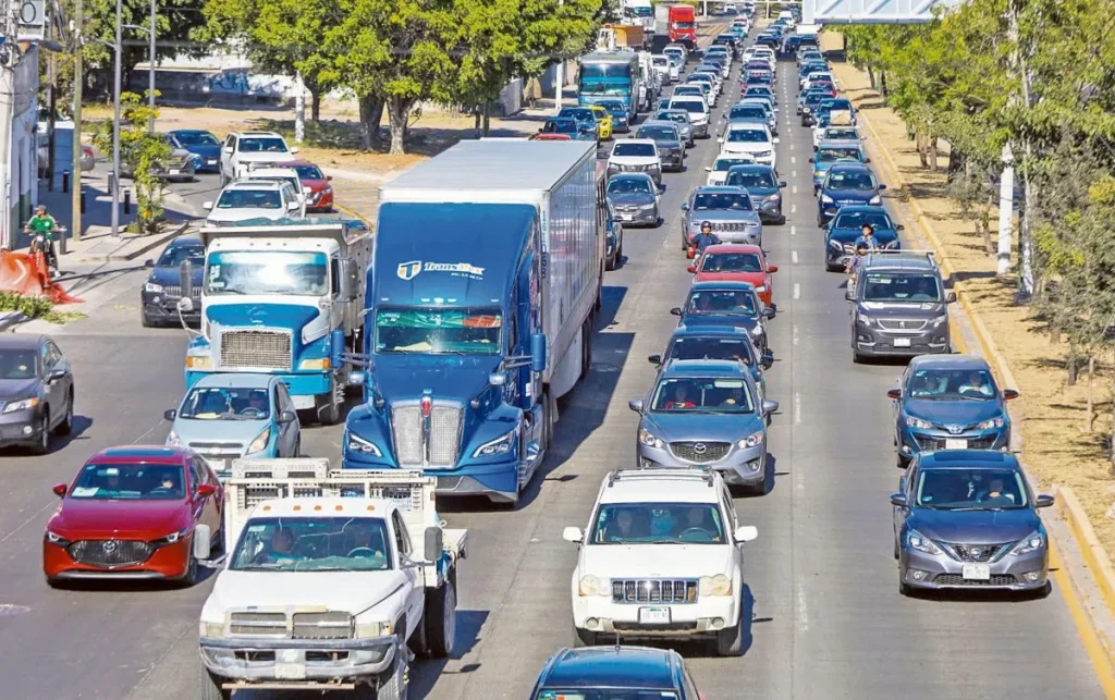 😩 “¡40 minutos en lo que era 15!” Tráfico infernal en López Mateos, Periférico y Américas