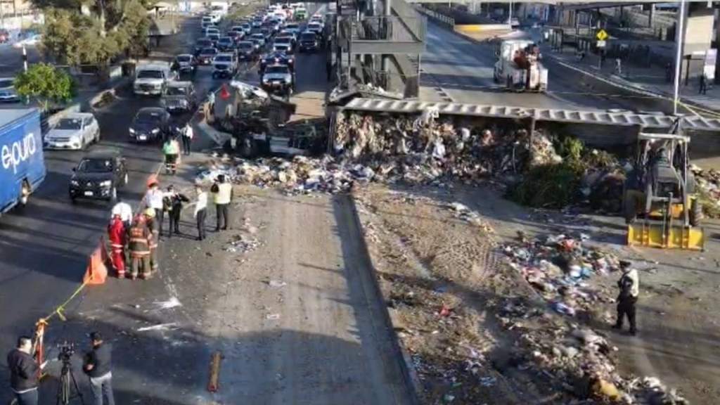 ¡Tráfico detenido en Periférico Sur! Tráiler con basura vuelca y cierra ambos sentidos